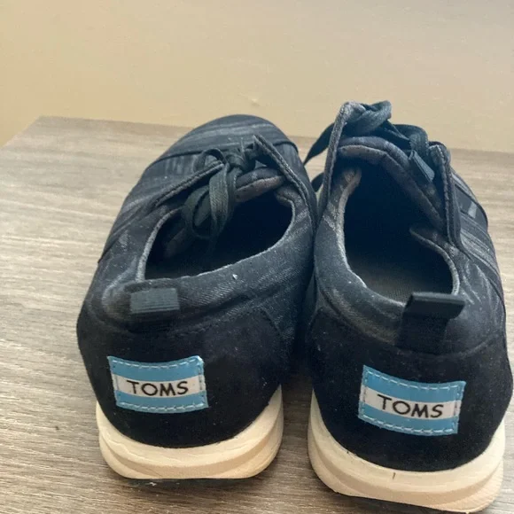 Tom’s navy tennis shoes 8.5 - Picture 5 of 5